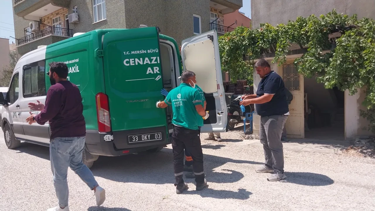 Annesinin boğazını keserek katletti! Yaşlı kadının çığlıkları mahalleyi inletti