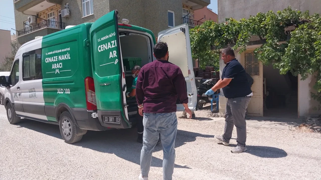 Annesinin boğazını keserek katletti! Yaşlı kadının çığlıkları mahalleyi inletti