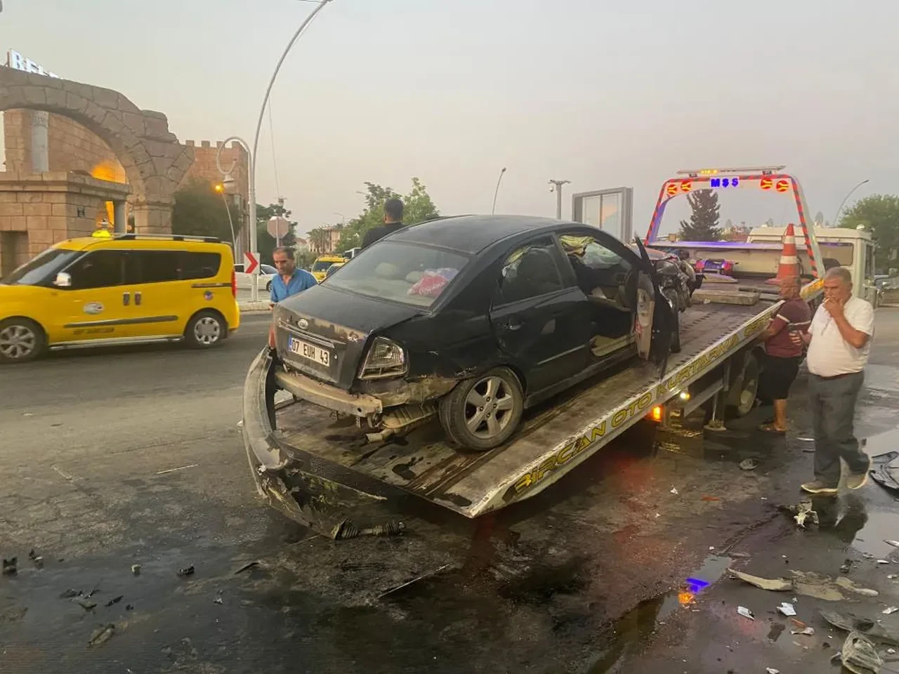 Antalya'da iki otomobil çarpıştı: 5'i turist 7 kişi yaralı