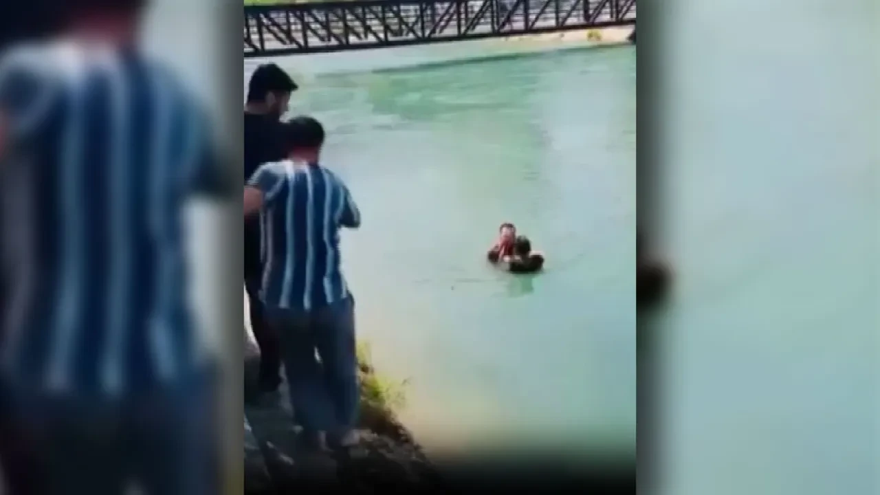 Boğulmak üzere olan çocuğu bakın nasıl kurtardı! Korku dolu anlar kamerada