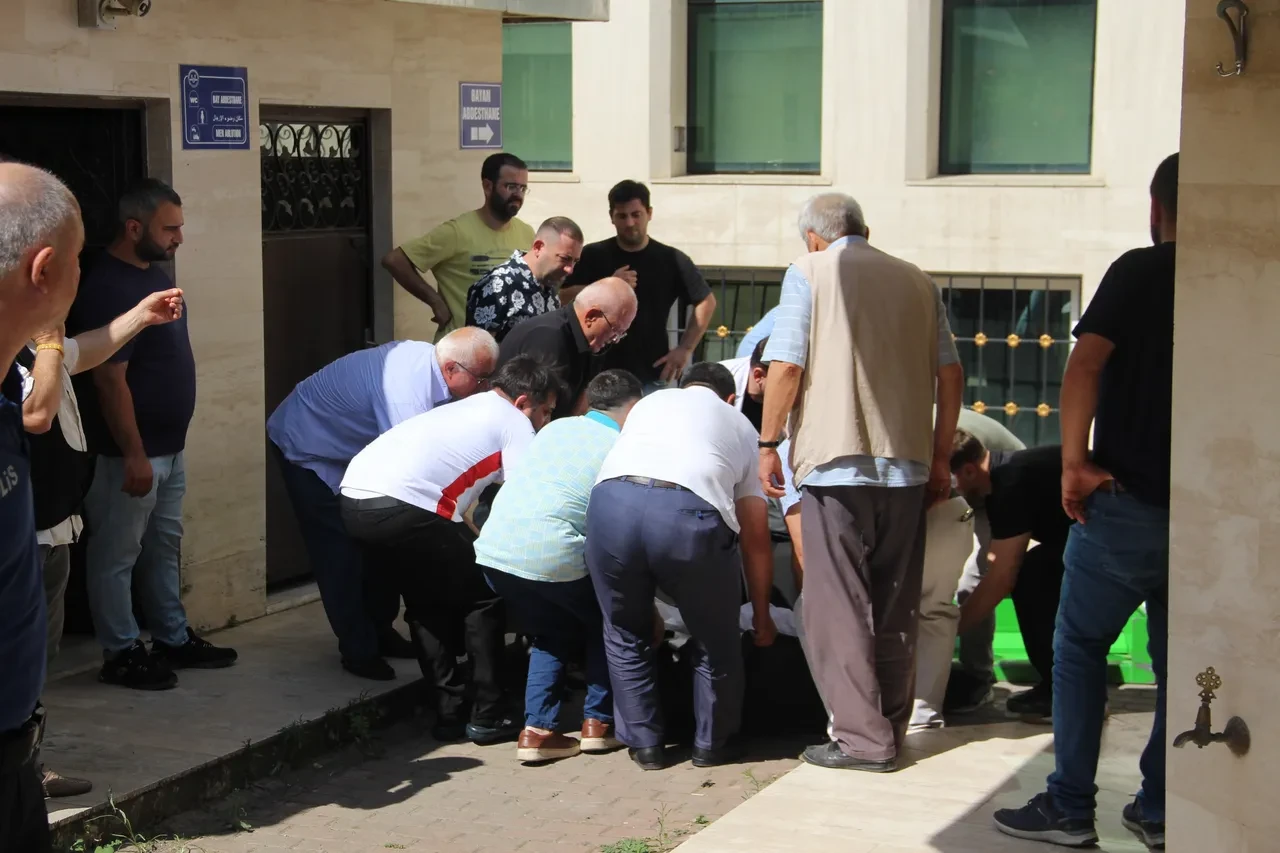 Camide sır ölüm! Cesedi şadırvanda bulundu