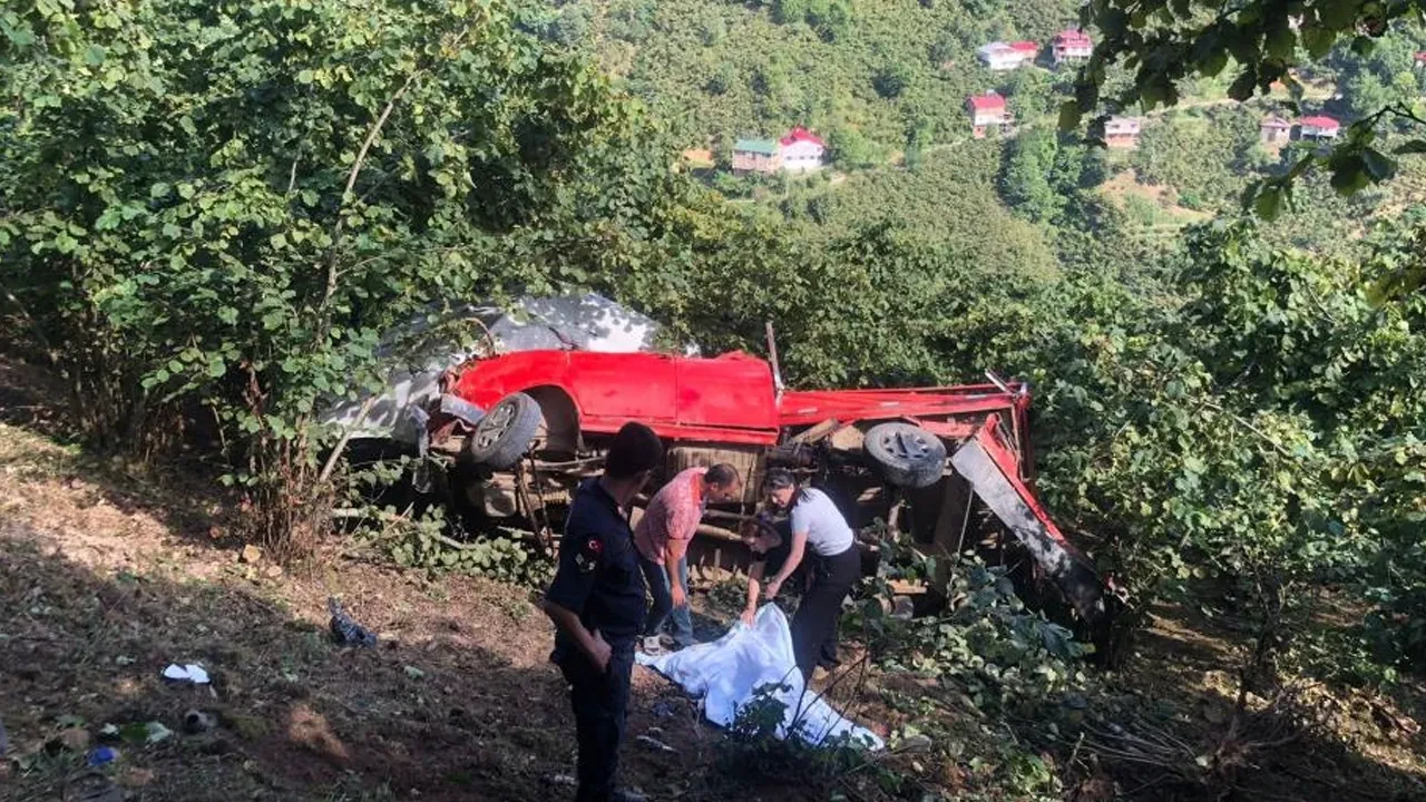Fındık işçilerini taşıyan kamyonet şarampole uçtu! Ölü ve yaralılar var