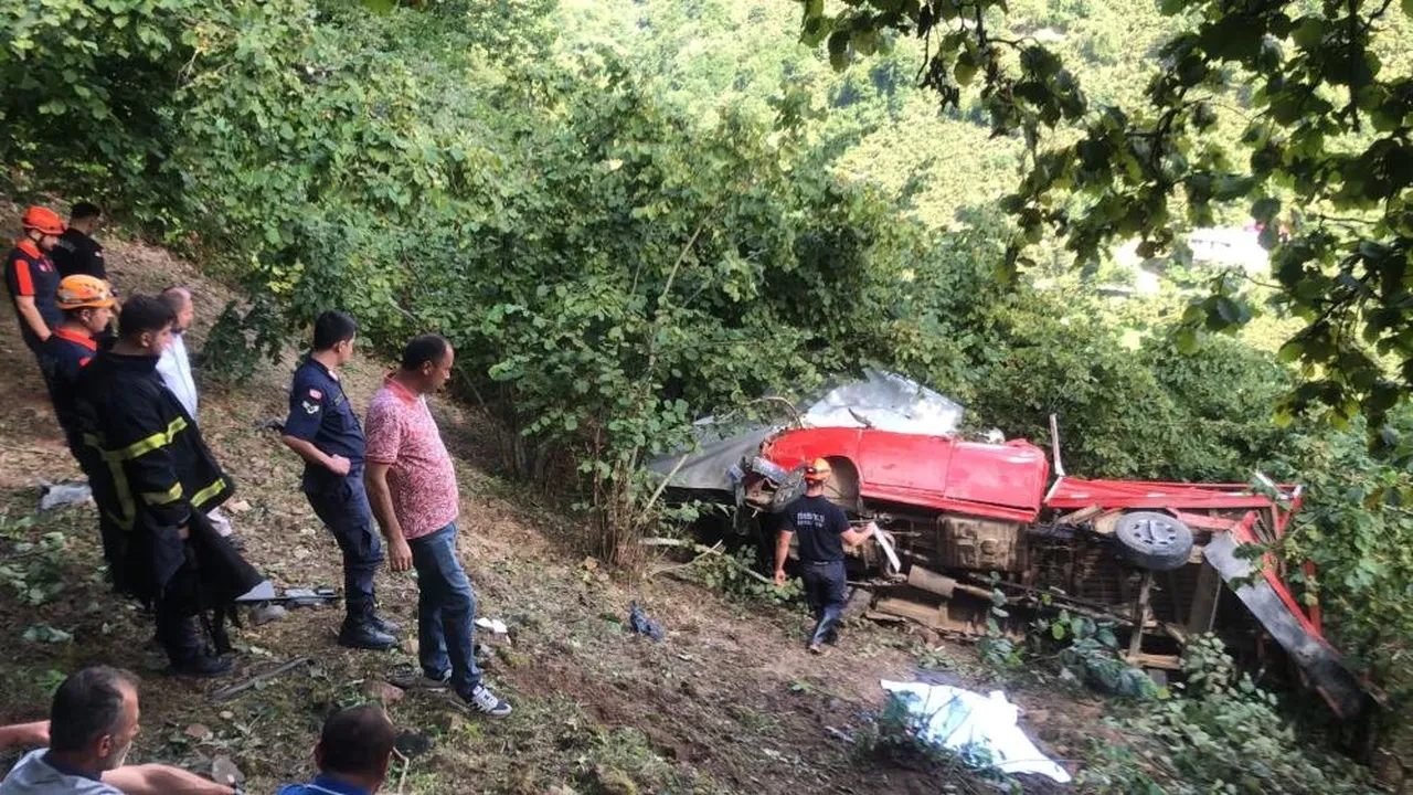 Fındık işçilerini taşıyan kamyonet şarampole uçtu! Ölü ve yaralılar var