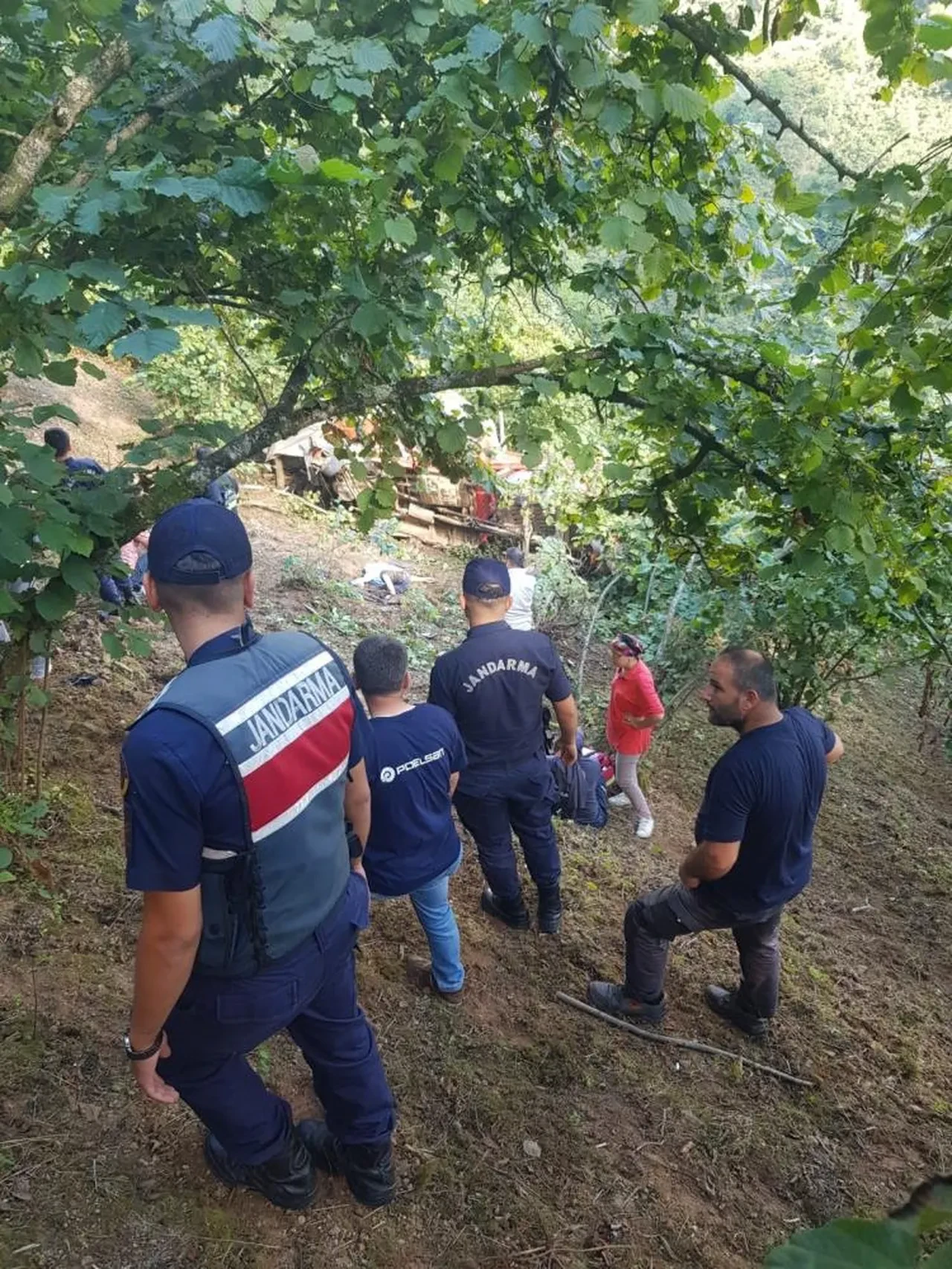 Fındık işçilerini taşıyan kamyonet şarampole uçtu! Ölü ve yaralılar var