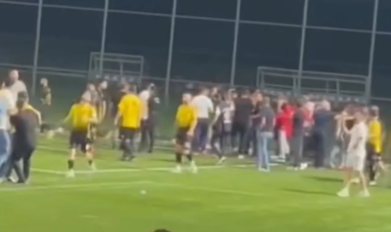 Hakemin düdüğü ile ortalık karıştı! Futbolcular ve taraftarlar birbirine girdi 