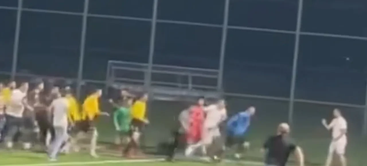 Hakemin düdüğü ile ortalık karıştı! Futbolcular ve taraftarlar birbirine girdi 