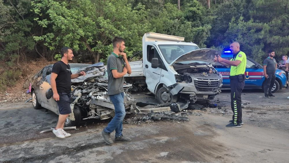 Bodrum'da kamyonetle otomobilin çarpıştığı kazada 4 kişi yaralandı