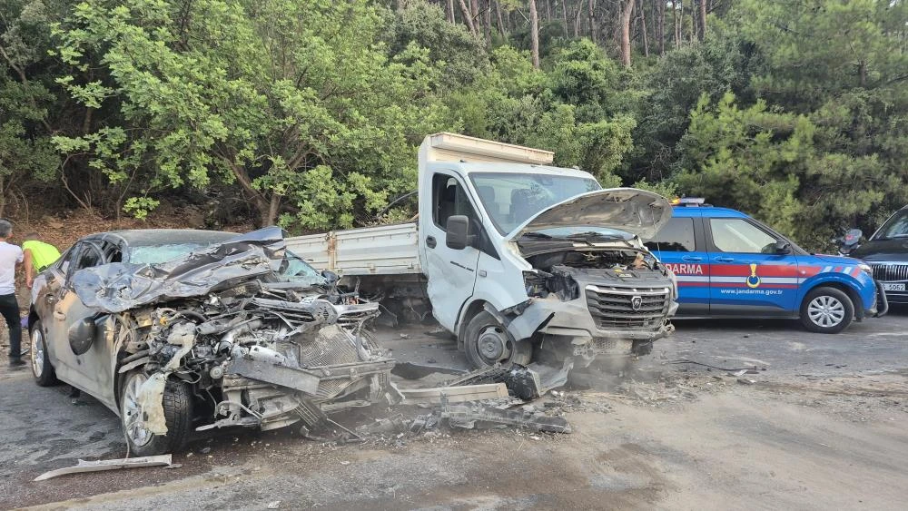 Bodrum'da kamyonetle otomobilin çarpıştığı kazada 4 kişi yaralandı