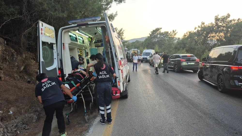 Bodrum'da kamyonetle otomobilin çarpıştığı kazada 4 kişi yaralandı