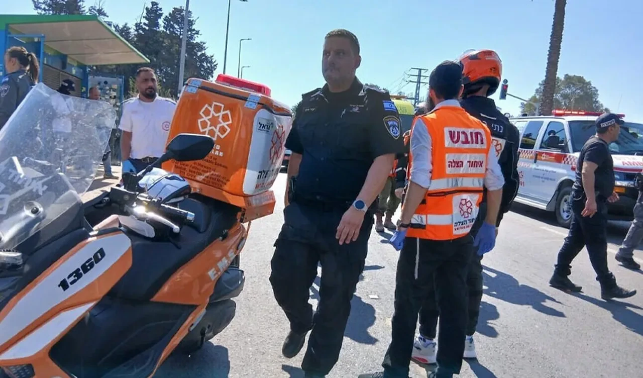 İsrail'de bir otomobil otobüs durağına daldı! Çok sayıda yaralı var