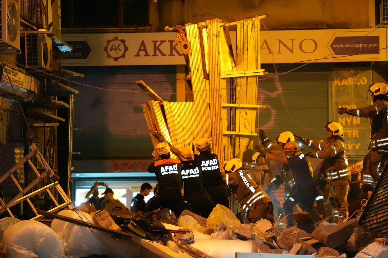 İstanbul Beyoğlu'nda şiddetli doğal gaz patlaması! Bina çöktü
