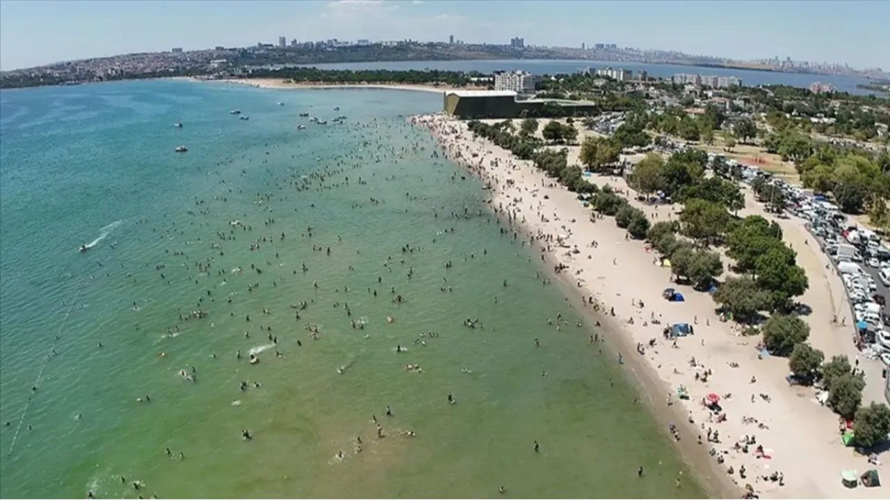 İstanbul'da nem tavan yaptı: Ağaç gölgeliği ve sahillere akın ettiler!