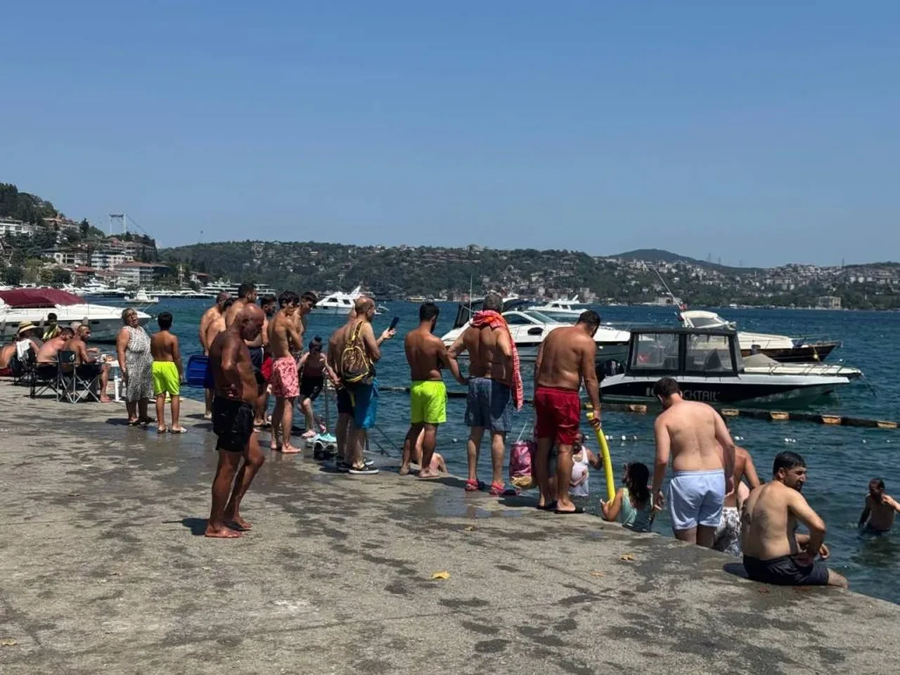 İstanbul'da nem tavan yaptı: Ağaç gölgeliği ve sahillere akın ettiler!