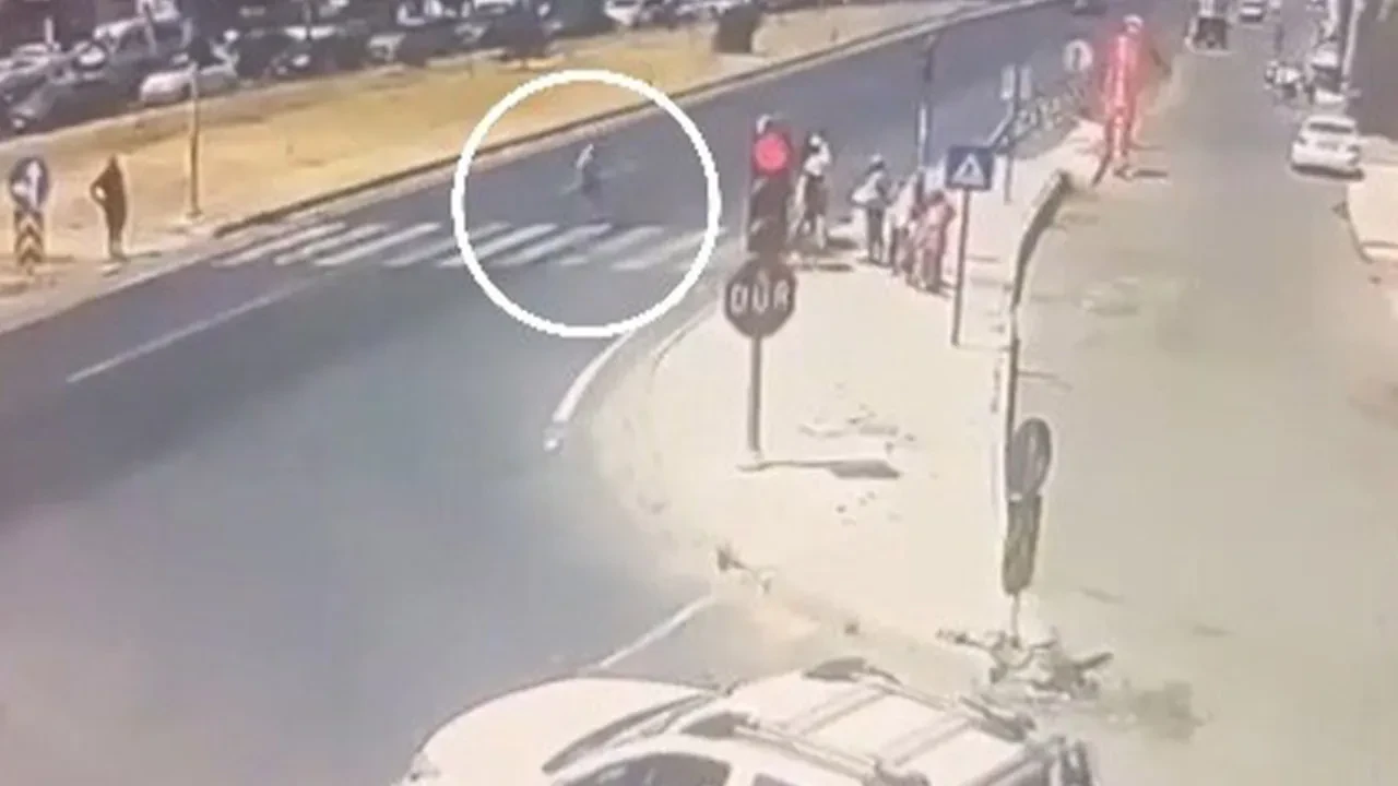 Otomobil çarptı, metrelerce böyle savruldu