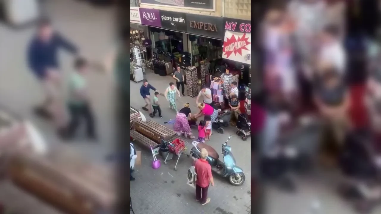 Sokak ortasında saç saça baş başa kavga ettiler! O anlar kamerada