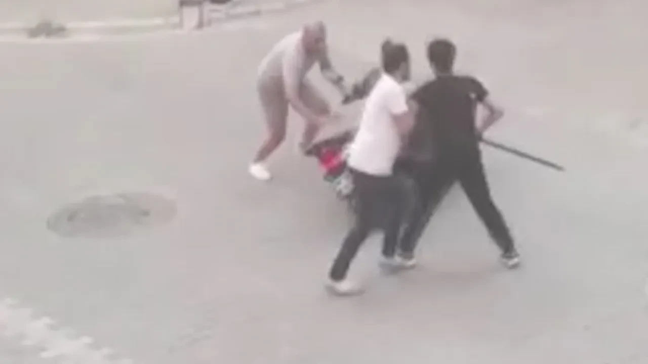 Sopa ile saldırmaya gitti, meydan dayağı yedi! Kavga anı kamerada 