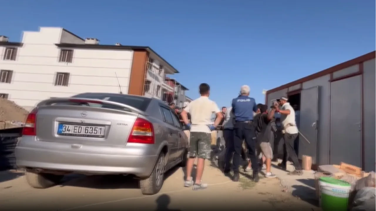 Tahta ve çekiçle birbirlerine saldırdılar! Dehşet veren anlar kamerada