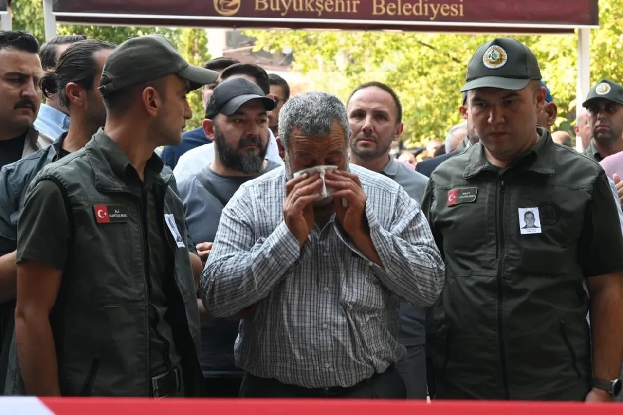 Yangın şehidinin oğlundan yürek burkan sözler: Baba ben sensiz ne yapacağım?