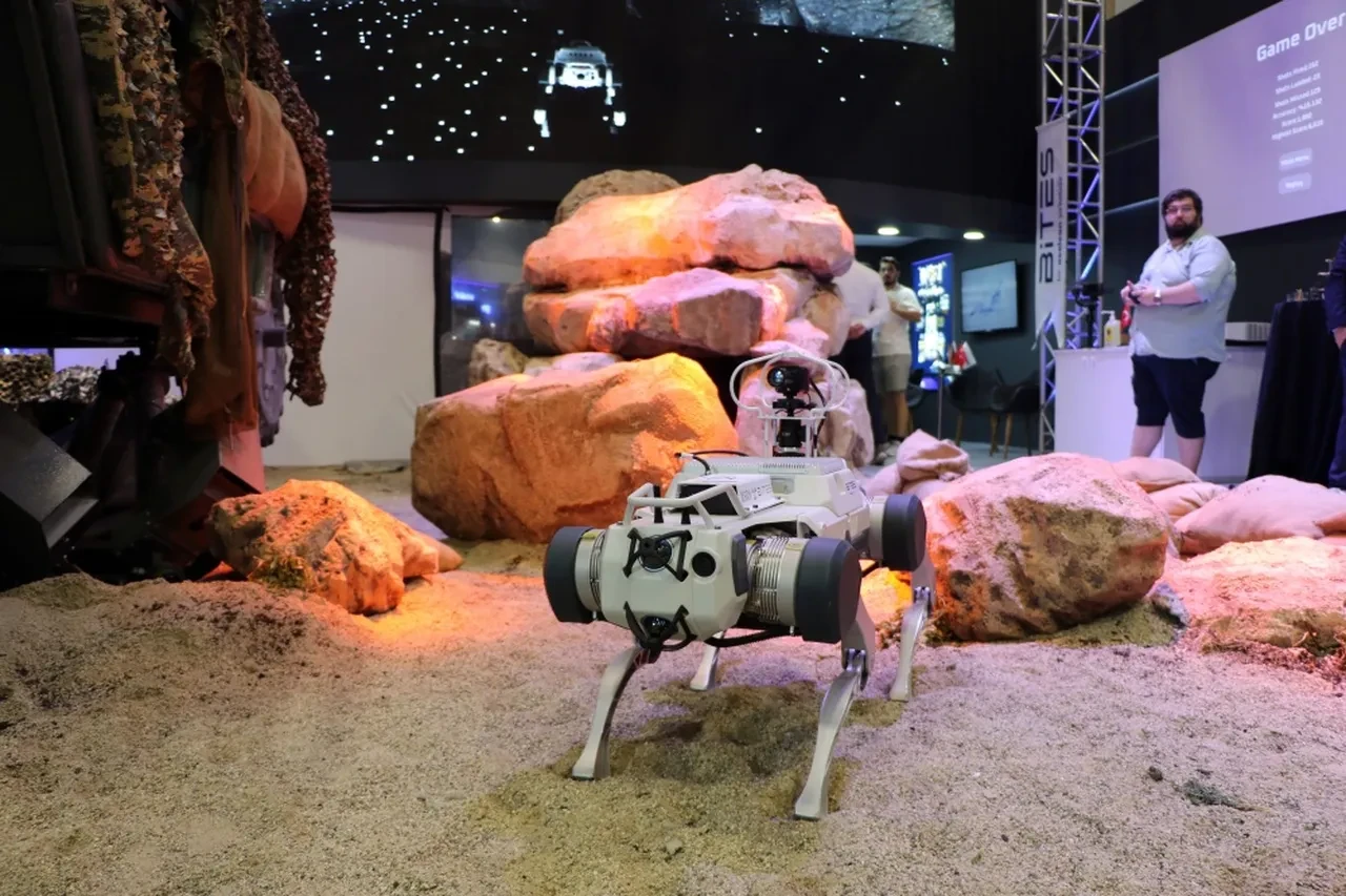 Zıplayan, takla atan ve selam veren askeri robot köpekler tanıtıldı