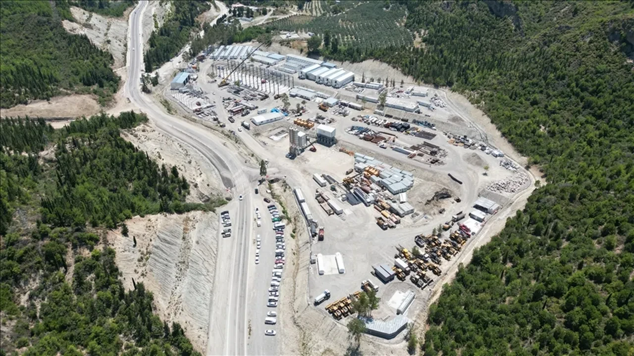 Akdeniz’e dev yatırım! Antalya-Alanya Otoyolu’nun temeli atıldı: Seyahat süresi 36 dakikaya inecek