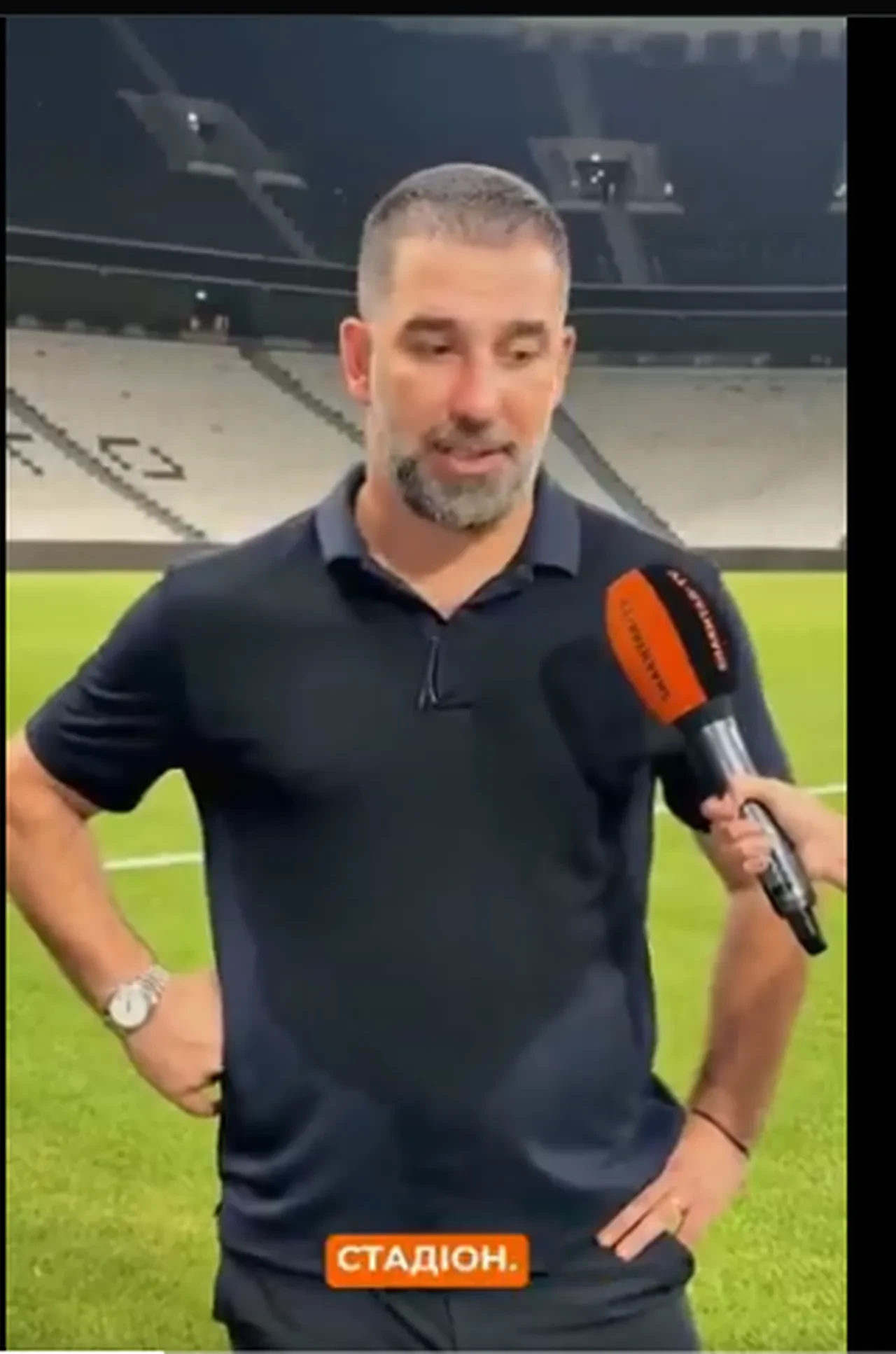 Arda Turan'ın Ukraynalı muhabirle röportajı olay oldu! Göz teması kurmama çabası sosyal medyanın diline doladı