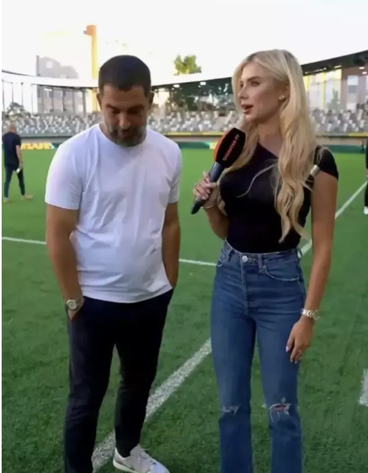 Arda Turan'ın Ukraynalı muhabirle röportajı olay oldu! Göz teması kurmama çabası sosyal medyanın diline doladı