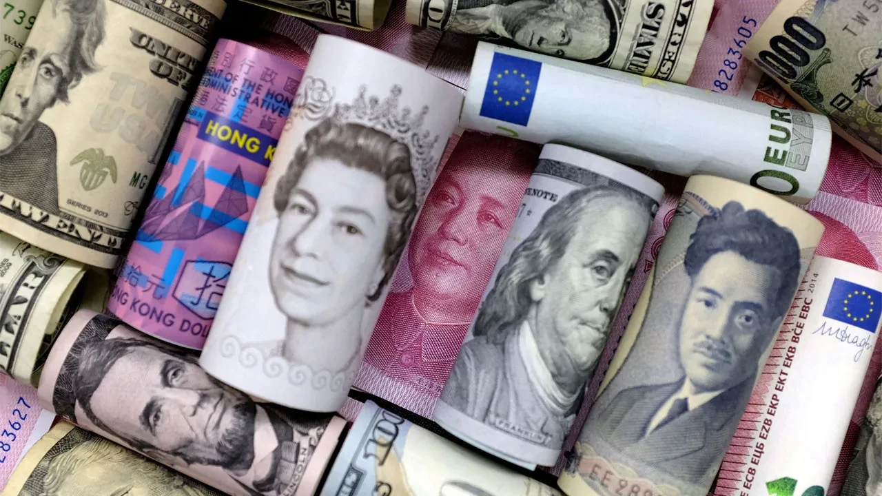 Dolar, son bir ayın en sert haftalık düşüşüne ilerliyor