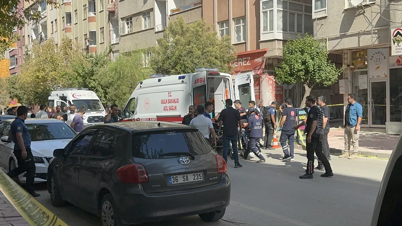 Elazığ'da bir kişi polisle çatıştı! Olay yerinde panik anları: 1 polis yaralandı