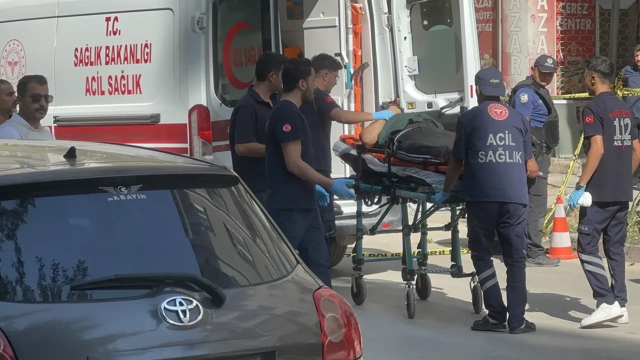 Elazığ'da bir kişi polisle çatıştı! Olay yerinde panik anları: 1 polis yaralandı