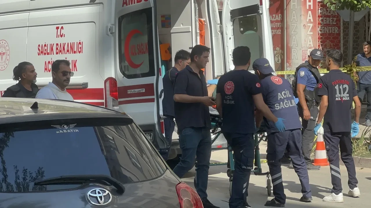 Elazığ'da bir kişi polisle çatıştı! Olay yerinde panik anları: 1 polis yaralandı