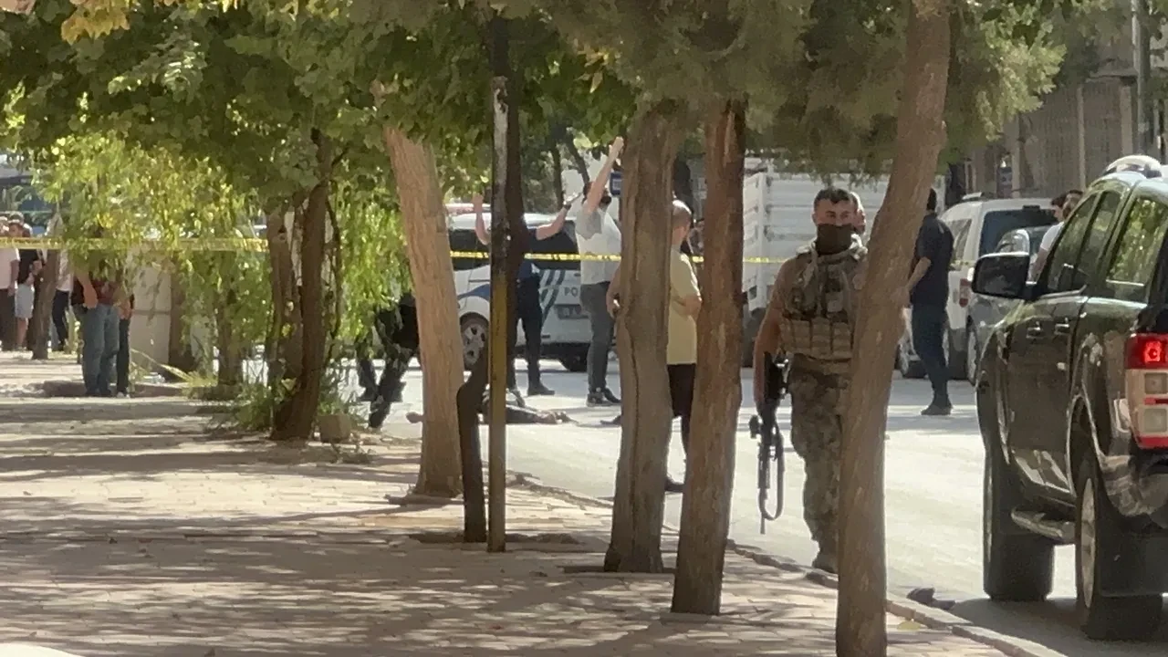 Elazığ'da bir kişi polisle çatıştı! Olay yerinde panik anları: 1 polis yaralandı