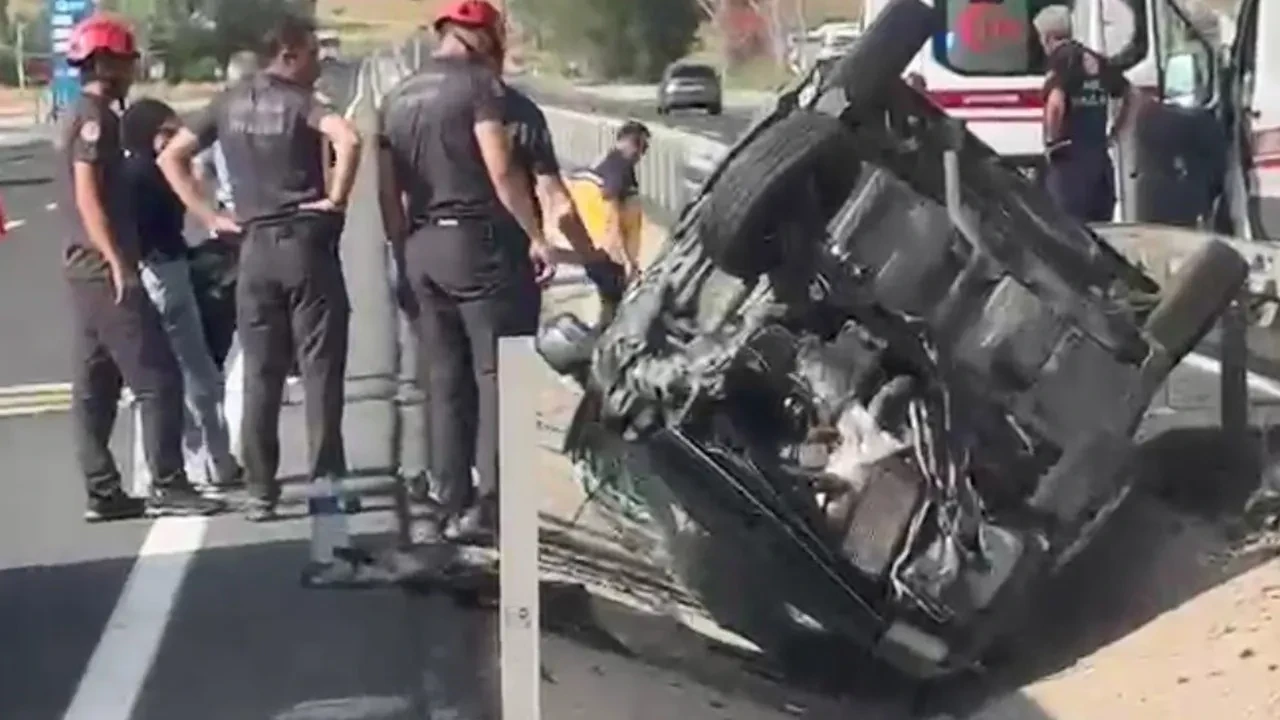 Erzurum'da refüje devrilen araç ters döndü: 4 yaralı