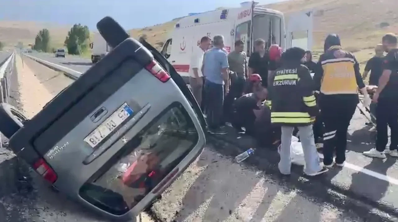 Erzurum'da refüje devrilen araç ters döndü: 4 yaralı