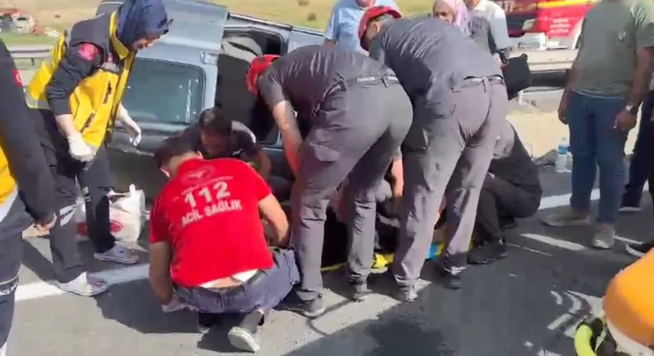 Erzurum'da refüje devrilen araç ters döndü: 4 yaralı