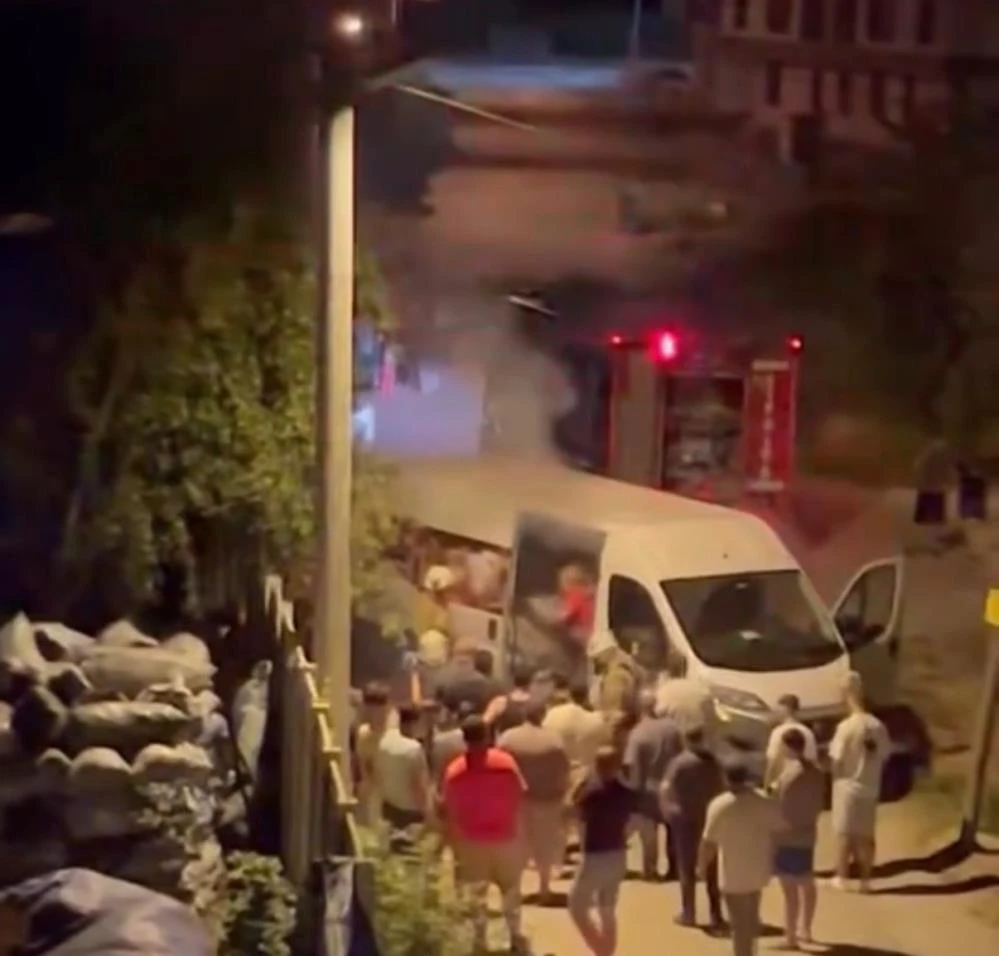 Düzce'de mangal kömürü yüklü minibüste çıkan yangın, itfaiyenin 2 saatlik mücadelesiyle söndürüldü.