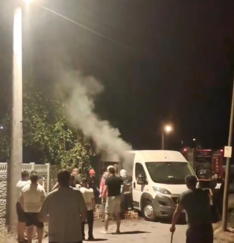 Düzce'de mangal kömürü yüklü minibüste çıkan yangın, itfaiyenin 2 saatlik mücadelesiyle söndürüldü.