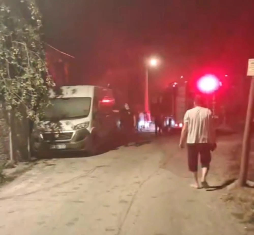 Düzce'de mangal kömürü yüklü minibüste çıkan yangın, itfaiyenin 2 saatlik mücadelesiyle söndürüldü.