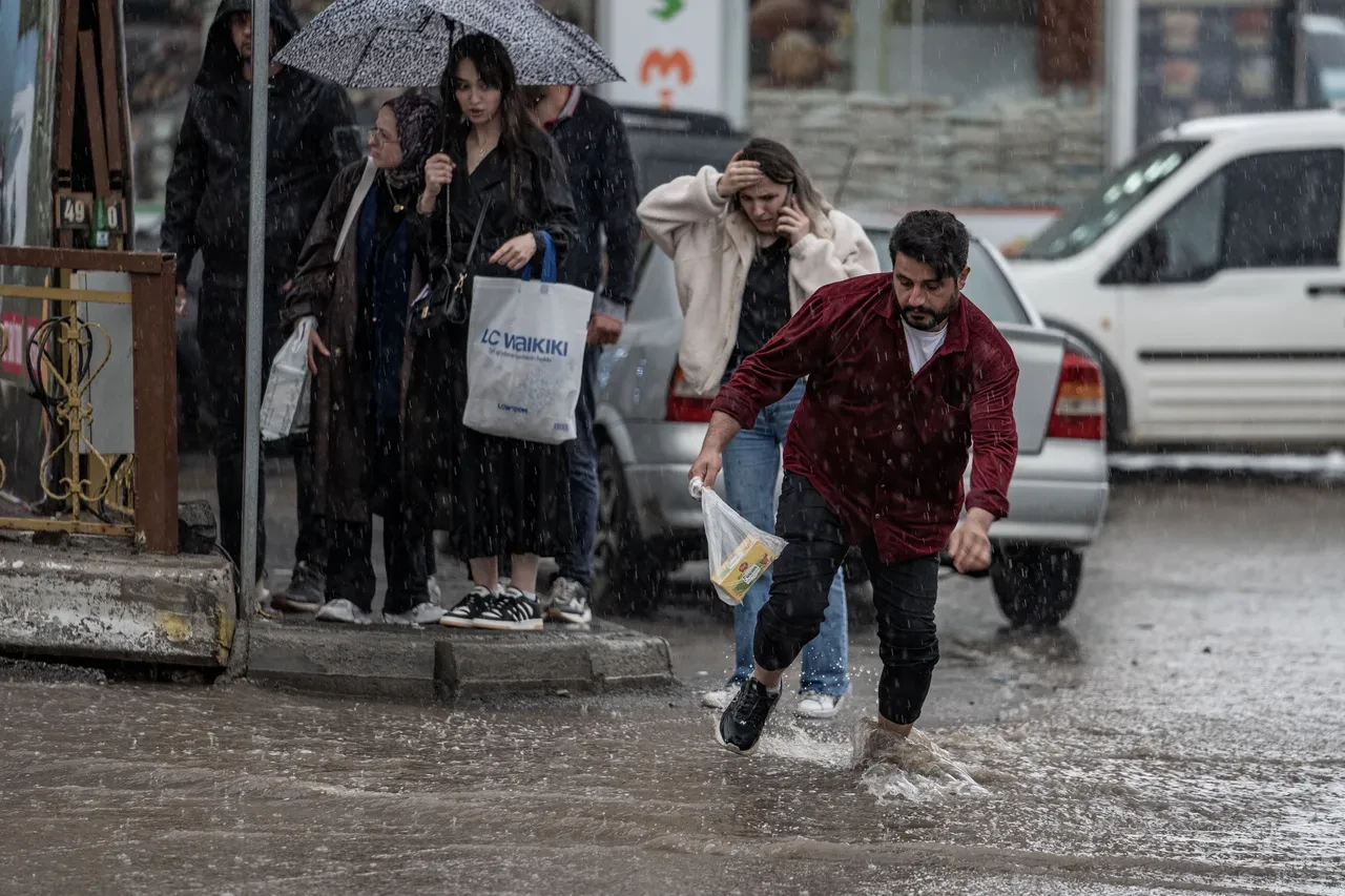 Meteoroloji 8 il için uyardı: Sıcaklık düşüyor, sağanak geliyor