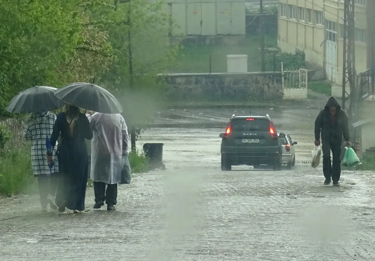 Meteoroloji 8 il için uyardı: Sıcaklık düşüyor, sağanak geliyor