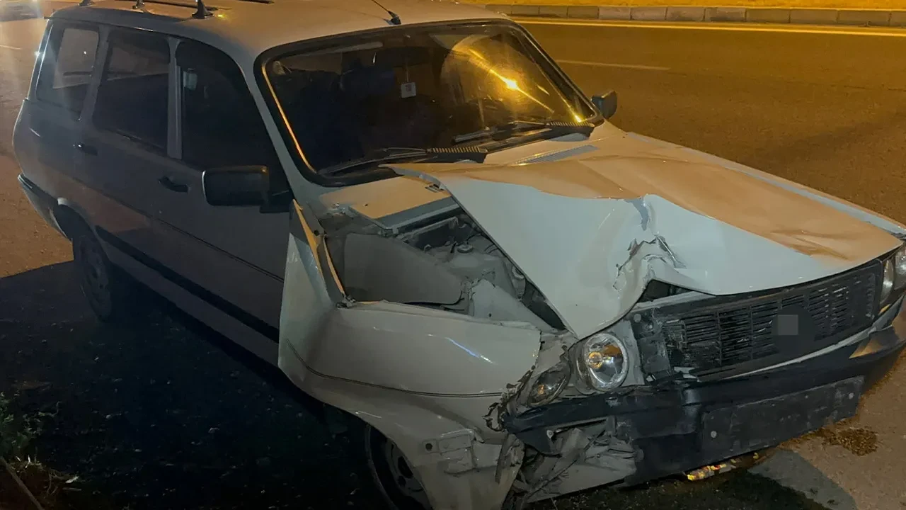 Otomobil ile elektrikli motosiklet çarpıştı: 2'si ağır 3 yaral
