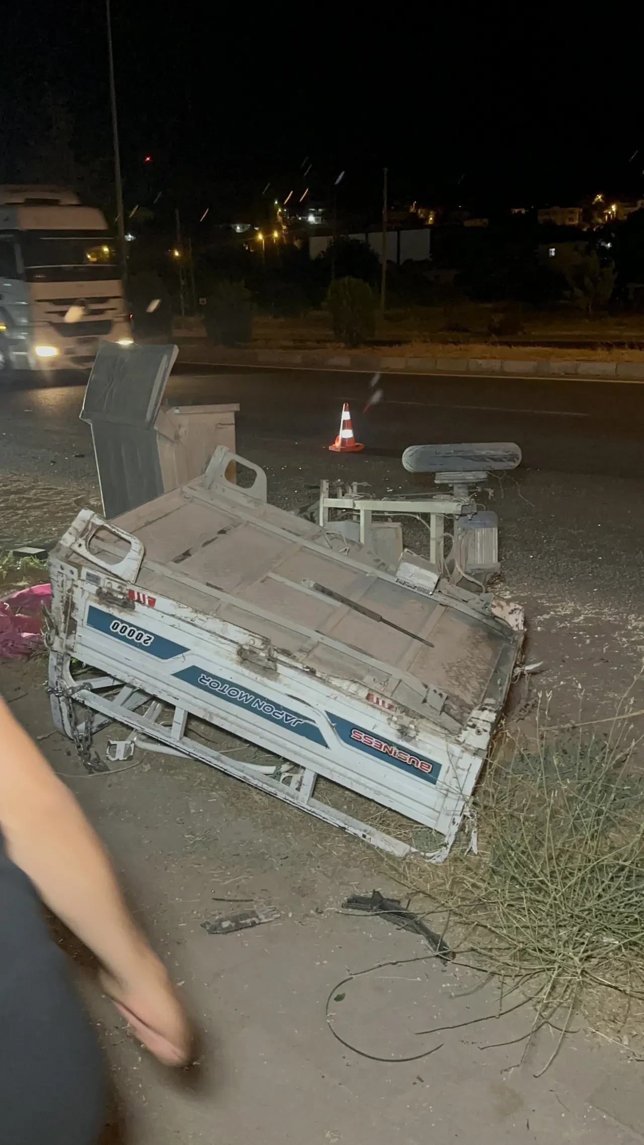 Otomobil ile elektrikli motosiklet çarpıştı: 2'si ağır 3 yaral