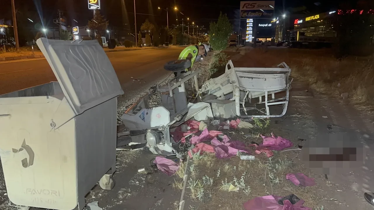 Otomobil ile elektrikli motosiklet çarpıştı: 2'si ağır 3 yaral