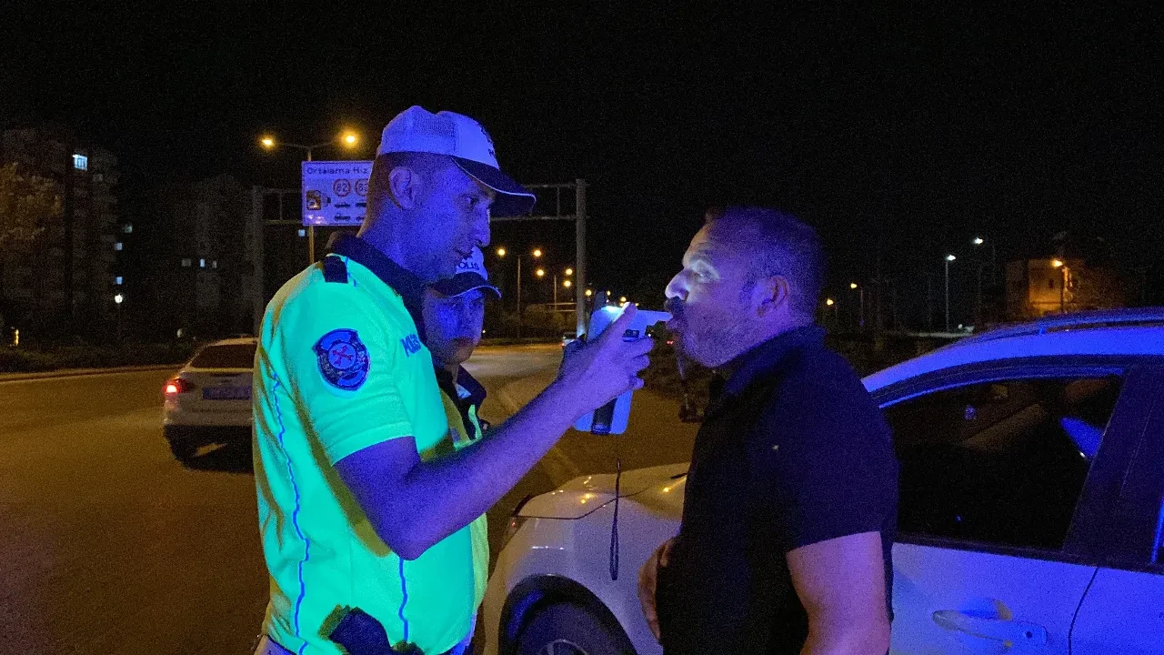 Polislere ecel terleri döktürdü! Dakikalarca alkolmetreye üflemeye çalıştı