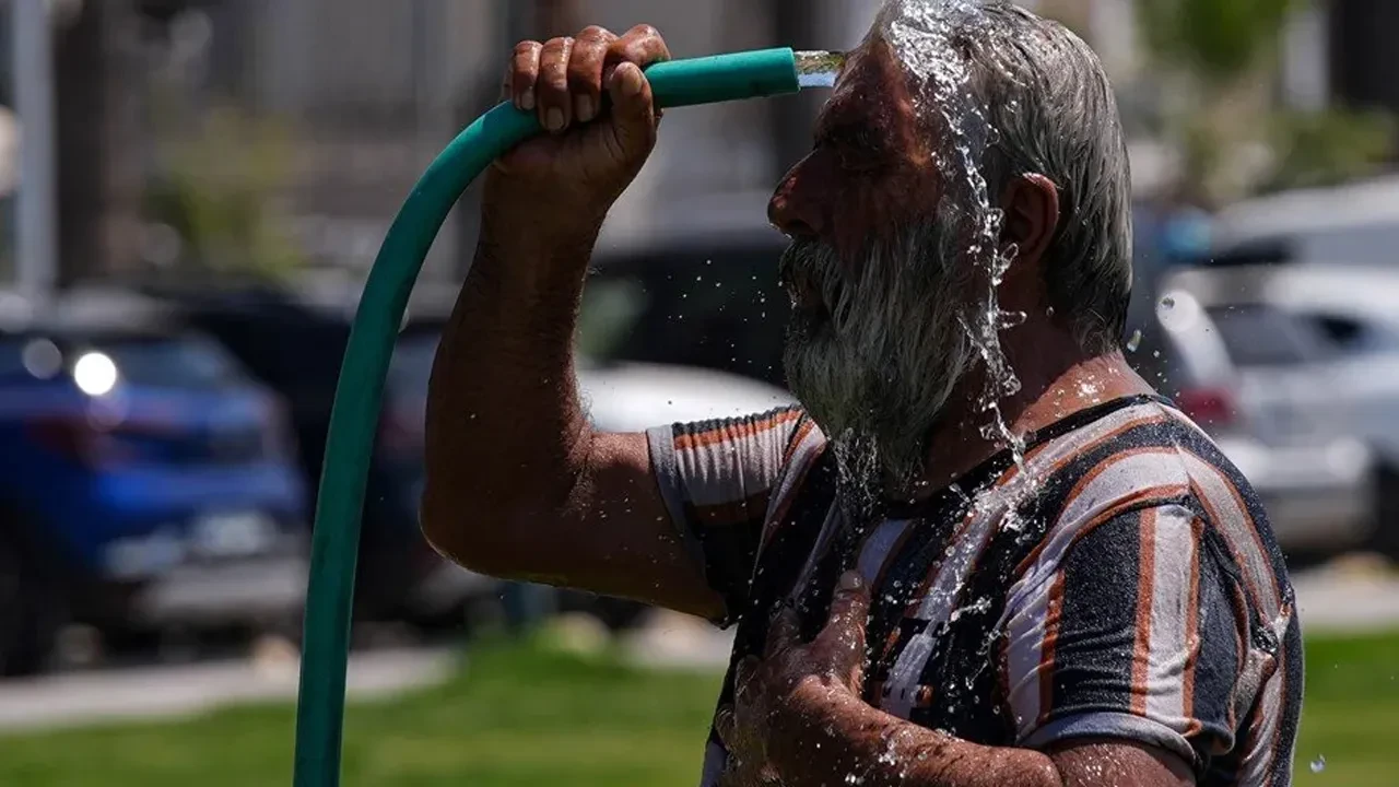 Sıcaklara 'fön' etkisi! Vatandaşlar acil servise koştu! Uzman isim uyardı: 'Suyu böyle için'
