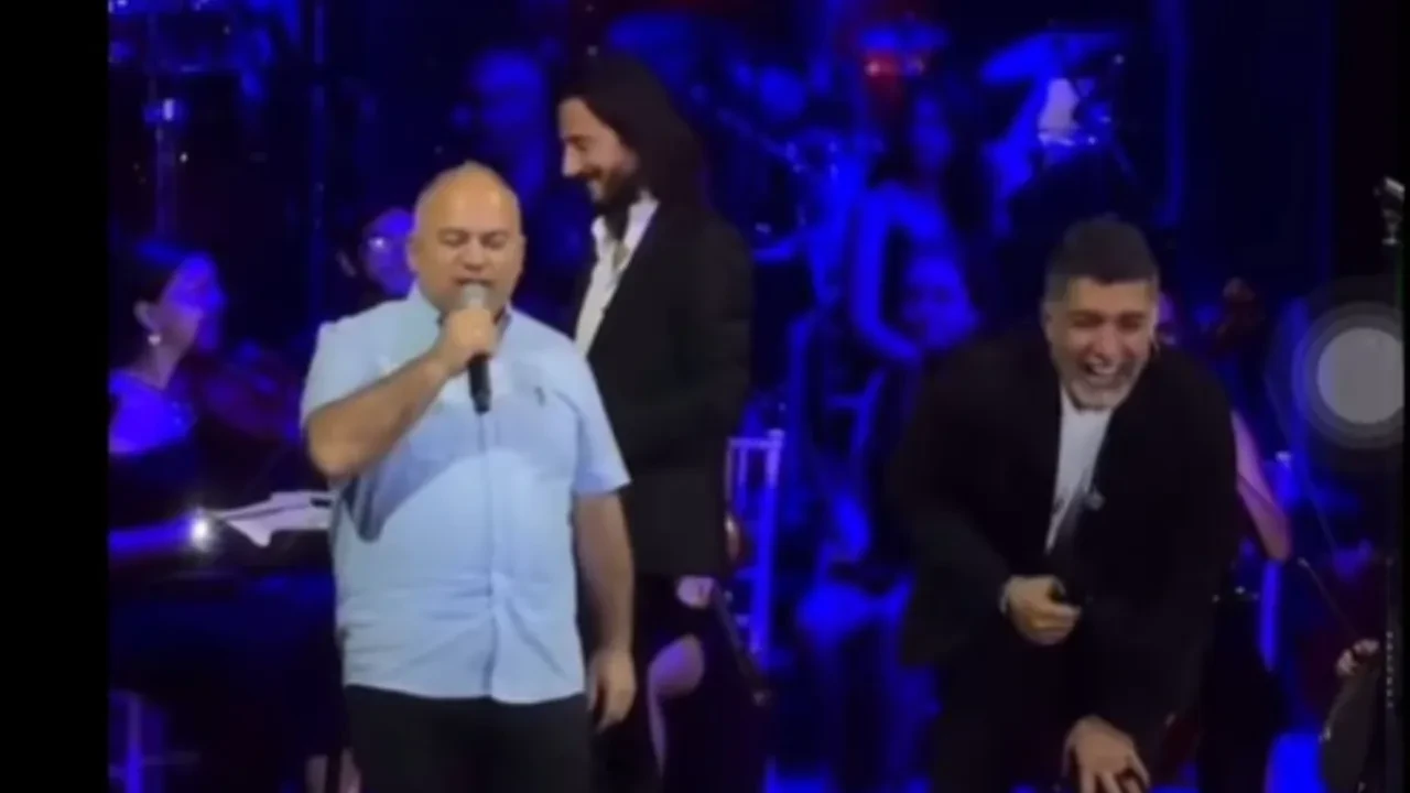 Tiktok'ta sesi Özcan Deniz'e benzeyen kullanıcı, sahneyi ünlü şarkıcıyla paylaştı