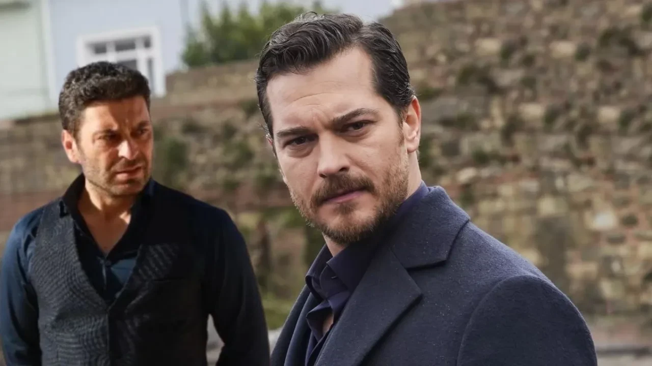 Uzak Şehir'in Cihan Albora'sı Ozan Akbaba'nın yeni imajı Çağatay Ulusoy'a benzetildi! Bıyıklar uzadı sosyal medya karıştı 