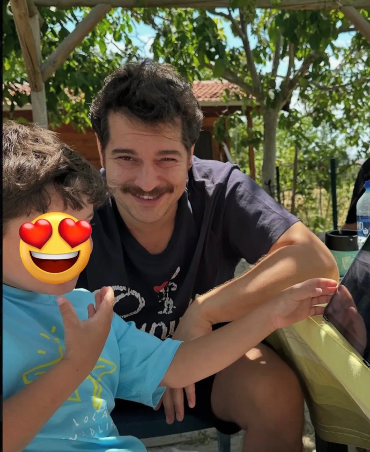 Uzak Şehir'in Cihan Albora'sı Ozan Akbaba'nın yeni imajı Çağatay Ulusoy'a benzetildi! Bıyıklar uzadı sosyal medya karıştı