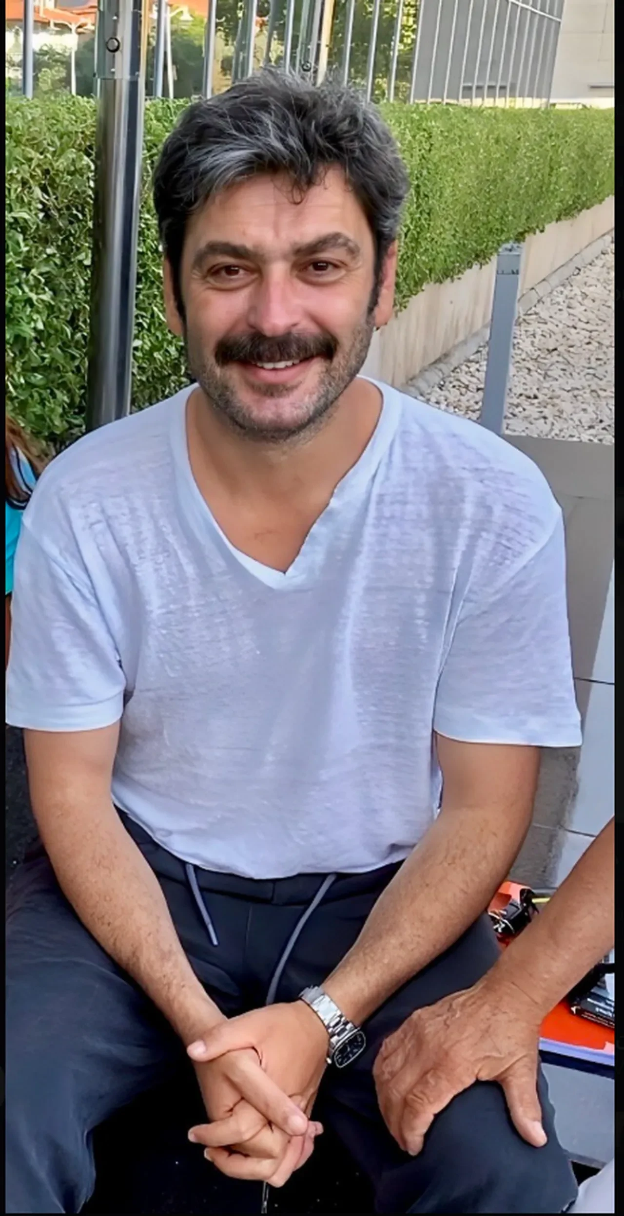 Uzak Şehir'in Cihan Albora'sı Ozan Akbaba'nın yeni imajı Çağatay Ulusoy'a benzetildi! Bıyıklar uzadı sosyal medya karıştı