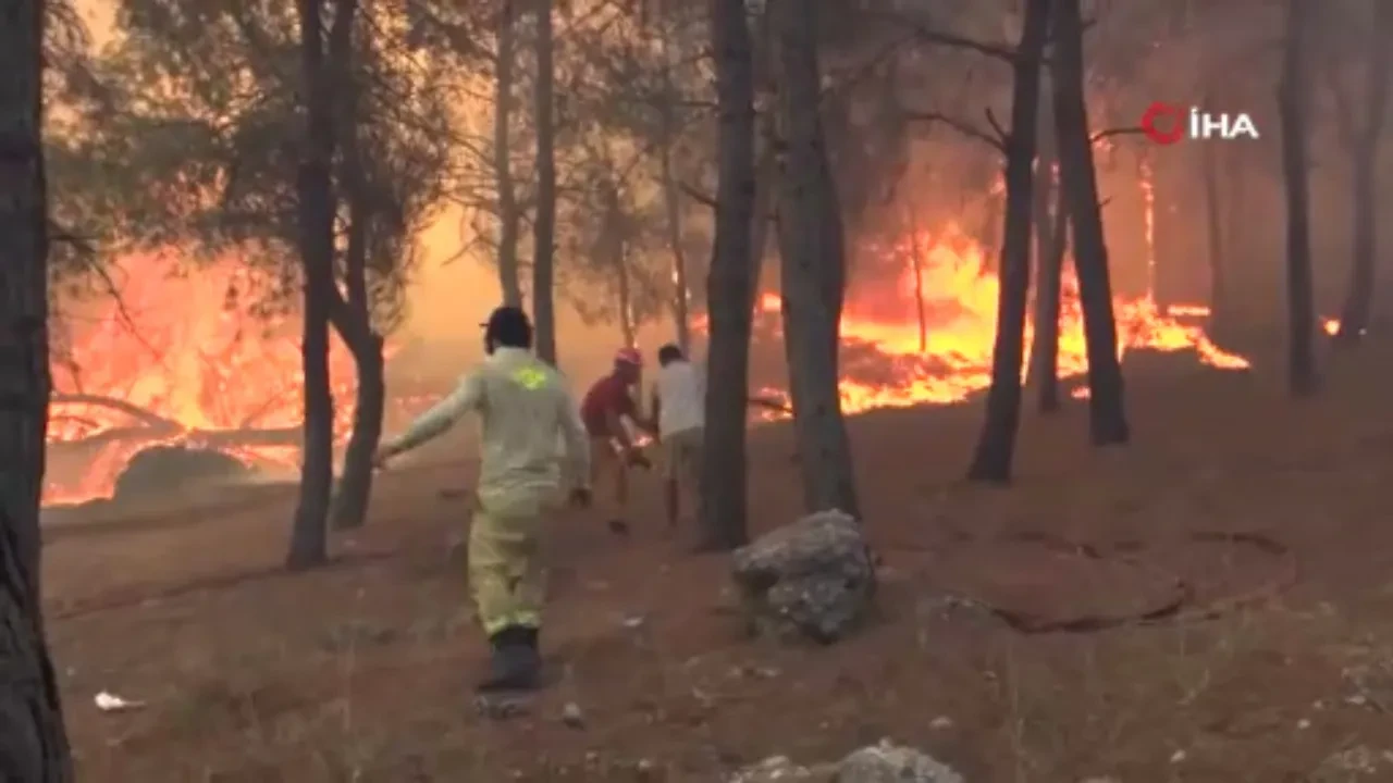Yangın bölgesinde ekiplerin zor anları! Panik anları kamerada 