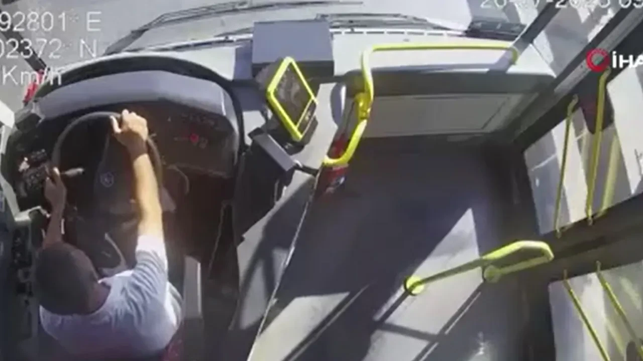 İETT kazası araç kamerasına yansıdı